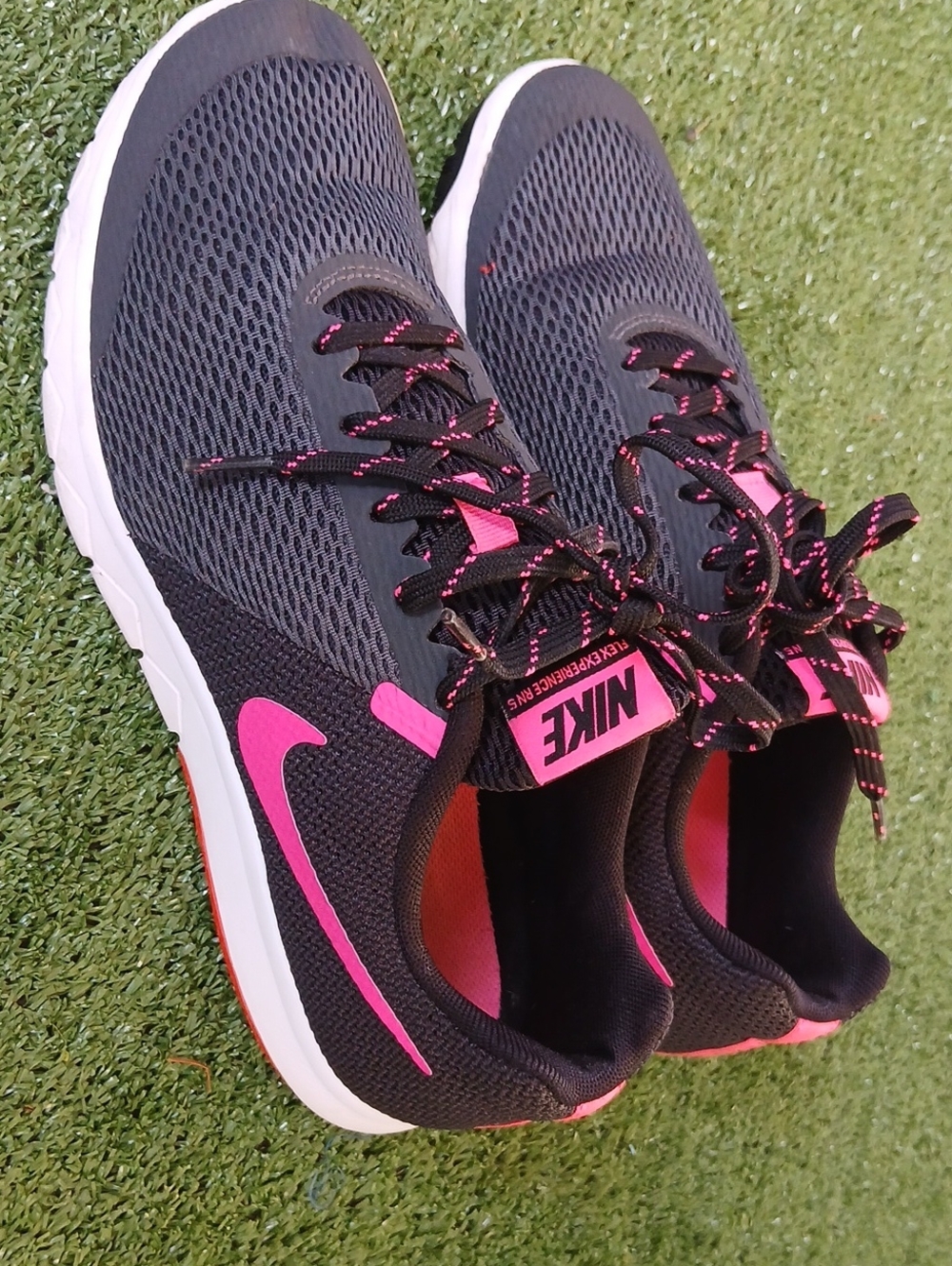 😍Nike Women’s Black and Hot Pink Mesh Athletic Sneakers Size 10